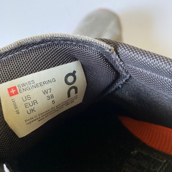 On running women’s athletic shoes with flaws - Picture 10 of 11